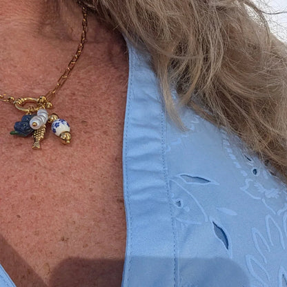 Gouden ketting met visje blauwe bessen pareltje
