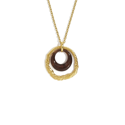Gouden lange ketting met donkerbruine transparante ronde hanger en grote goudkleurige gedraaide ring inzoom