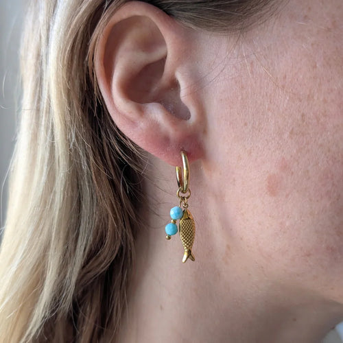 Gouden oorringetjes gouden visje en blauwe kraaltjes
