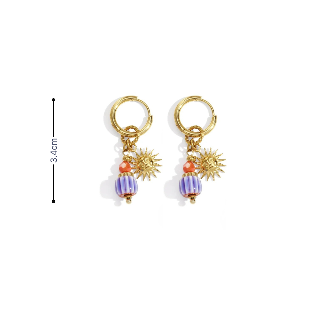 Gouden oorbellen met zon en blauwe kraal | Casa Jadel met afmeting