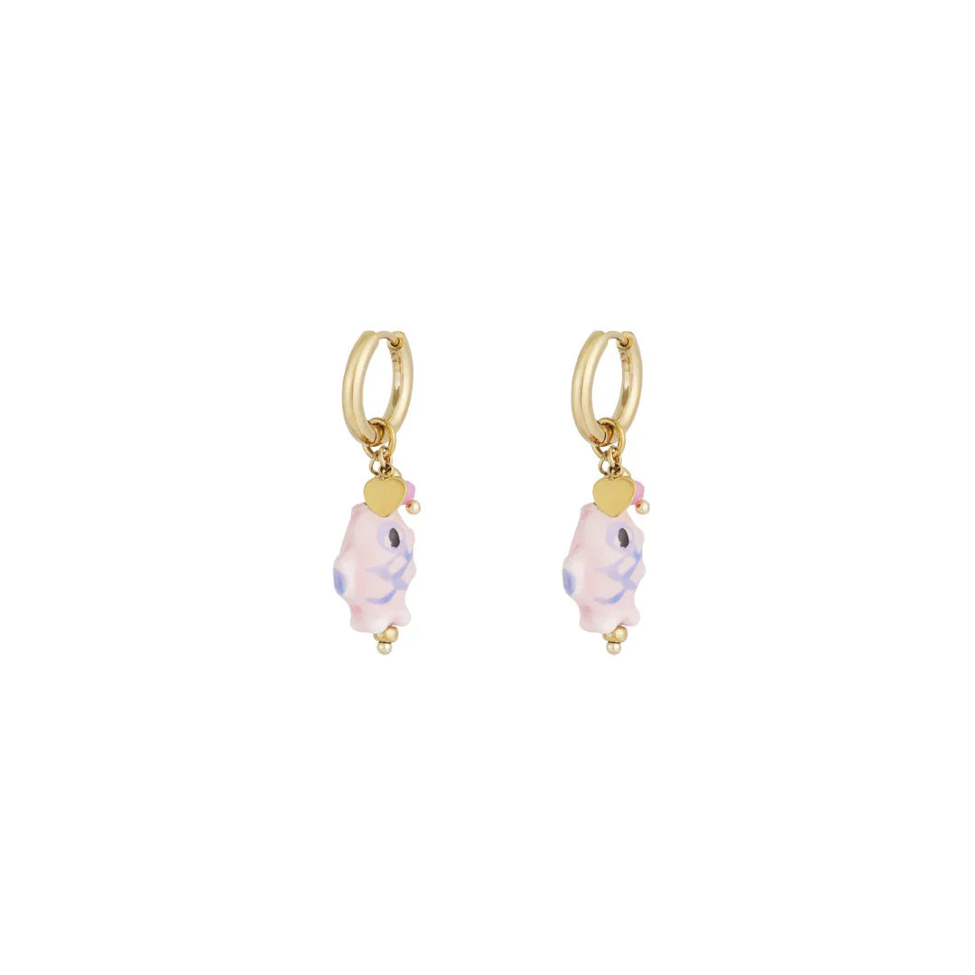 Gouden oorringetjes met roze vis kraaltjes en hartje - Casa Jadel