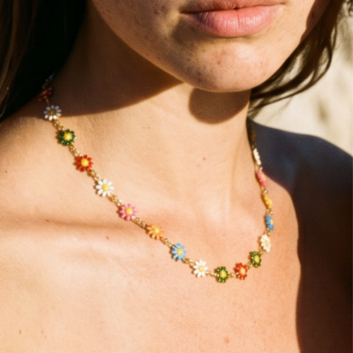 Gouden schakelketting met gekleurde bloemen