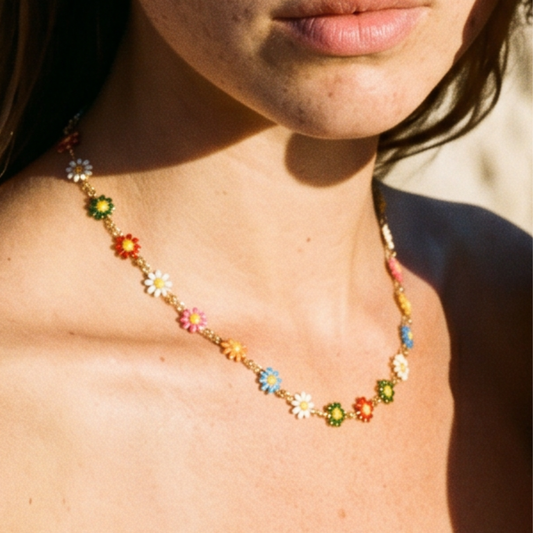 Gouden ketting met schakels en gekleurde bloemen. Zomerse Ibiza Ketting