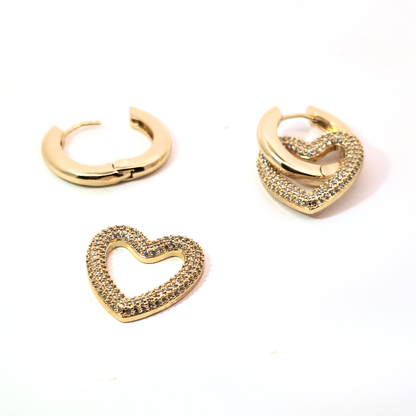 Goudkleurige oorringen met hartvormige hanger van diamantlook steentjes als set