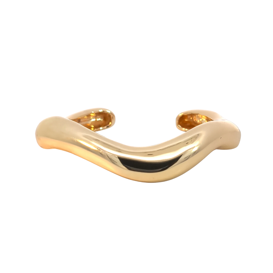 Goudkleurige statement bangle met organische vorm en hoogglans afwerking