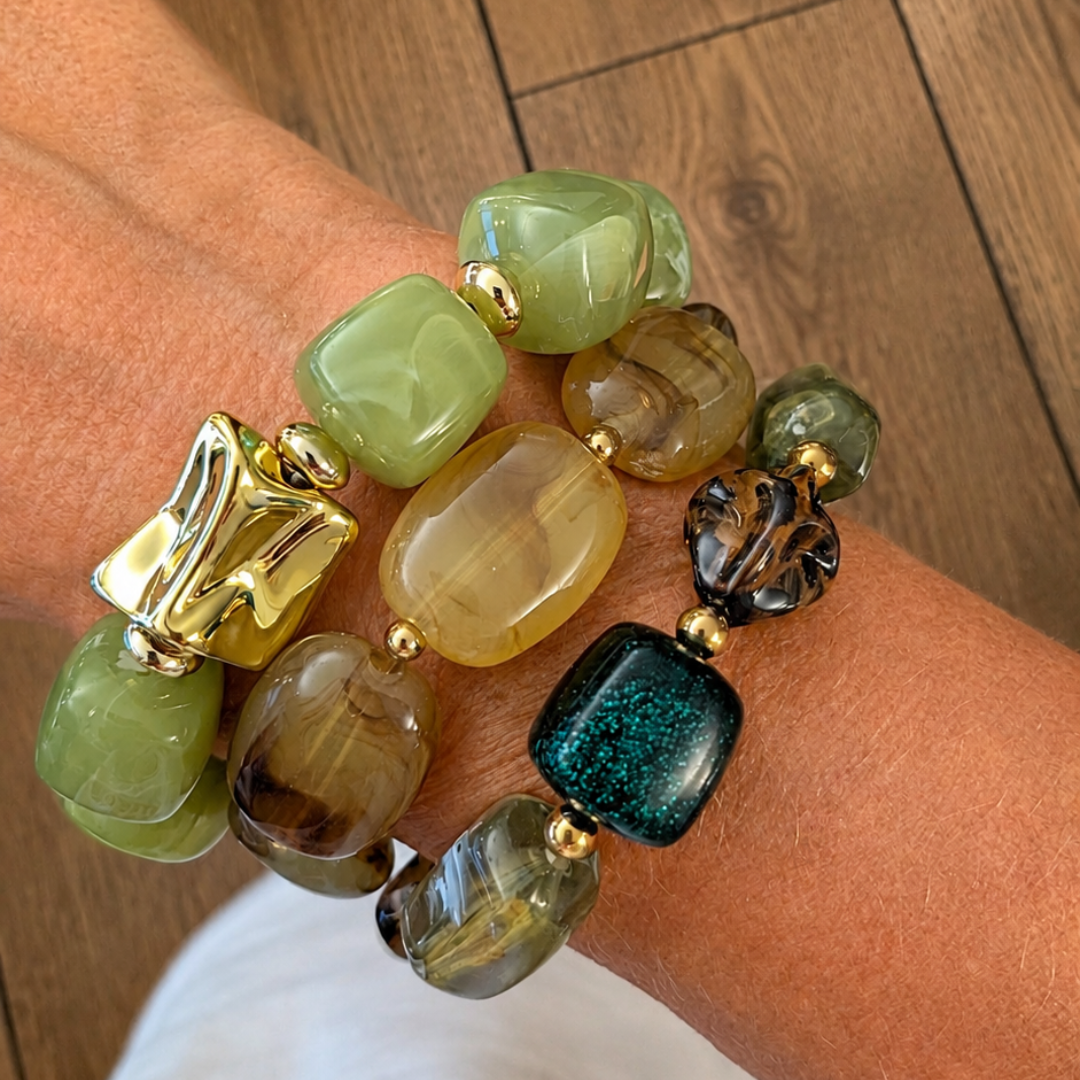 Groene bruine amber mixed statement kralenset met goudkleurige statementkraal en donkergroene glitterkraal van Casa Jadel