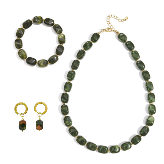 Groene 3-delige sieradenset met gemarmerde kralen: ketting, armband en oorbellen met gouden details.
