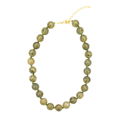 Groene kralenketting met licht transparant marble effect en goudkleurige sluiting
