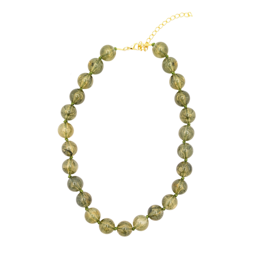 Groene kralenketting met licht transparant marble effect en goudkleurige sluiting