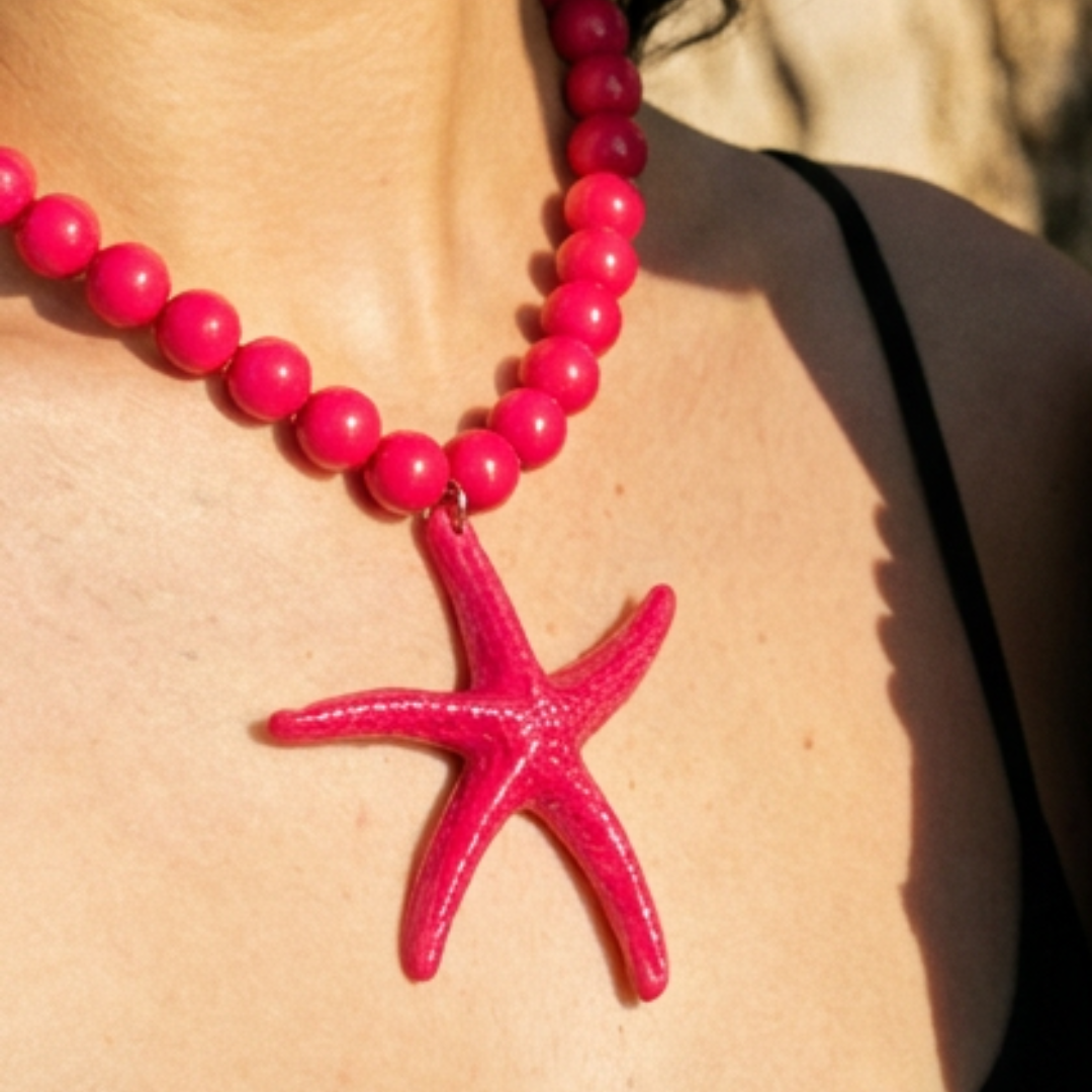 Grote kralenketting met oversized statement zeester bedel fuchsia gedragen