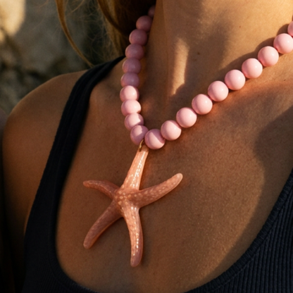 Grote kralenketting met oversized statement zeester bedel gedragen lichtroze 