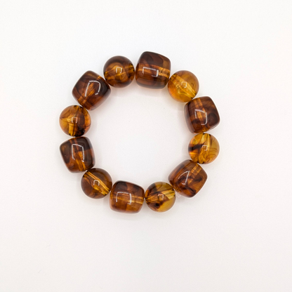 Amber bruine armband met glanzende gemarmerde kralen in ronde en vierkante vormen