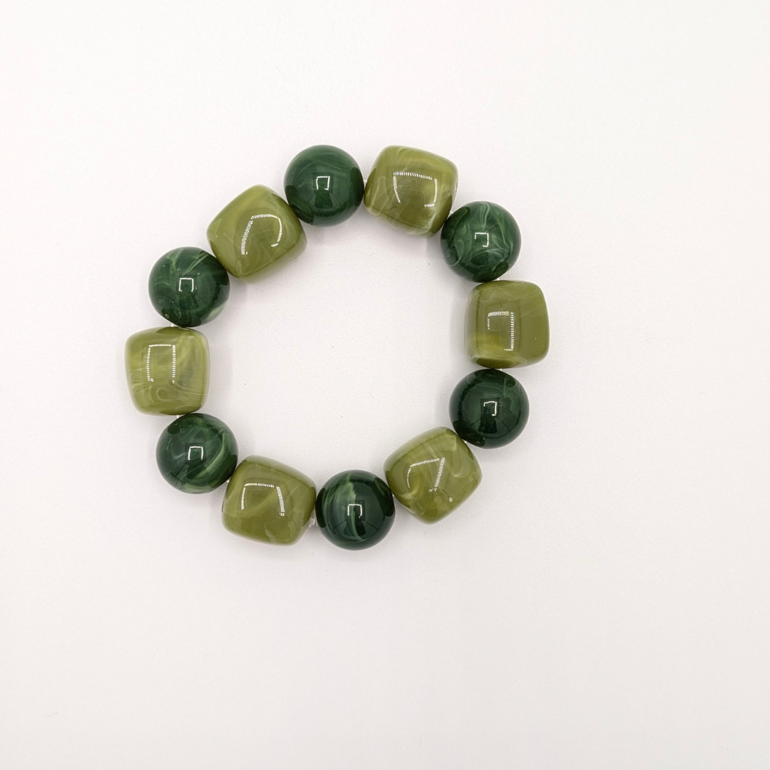 Groene chunky armband met ronde donkergroene kralen en lichtgroene gemarmerde blokkralen.