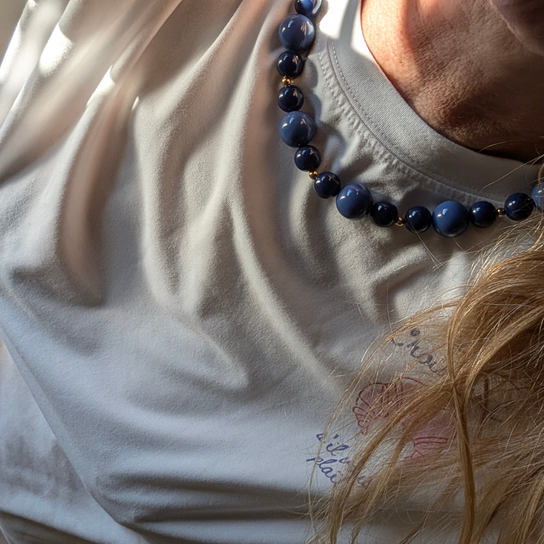 Grote en kleine blauwe kralen ketting