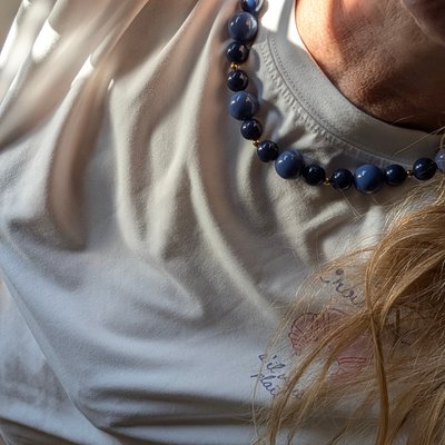 Grote en kleine blauwe kralenketting