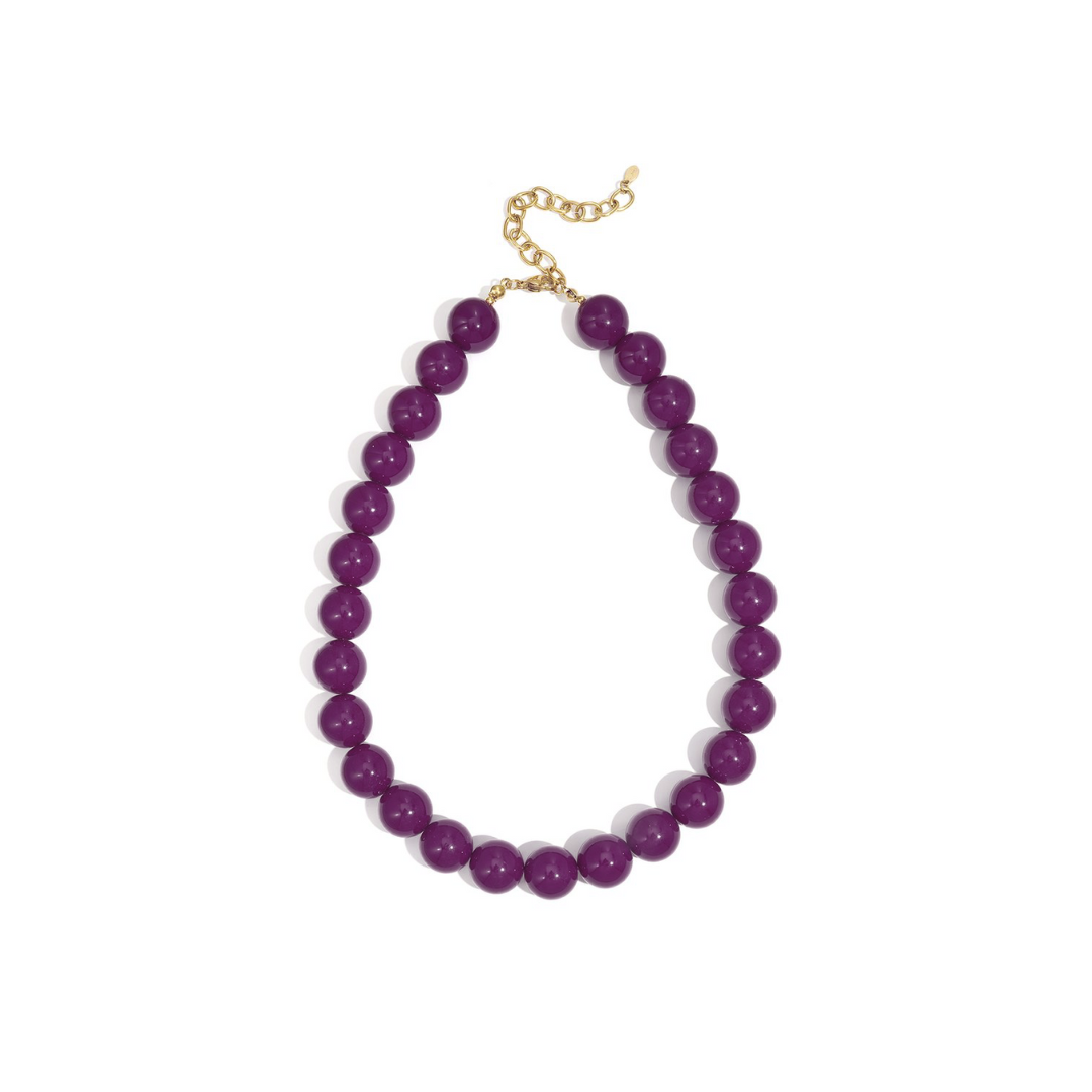Auberginekleurige kralenketting met grote glanzende  donkerpaarse kralen en goudkleurige sluiting
