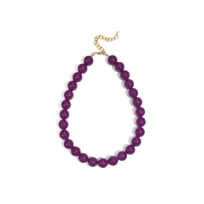 Auberginekleurige kralenketting met grote glanzende  donkerpaarse kralen en goudkleurige sluiting