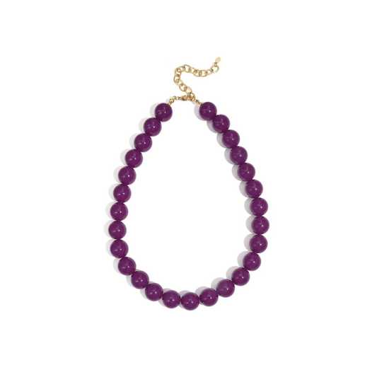 Auberginekleurige kralenketting met grote glanzende  donkerpaarse kralen en goudkleurige sluiting