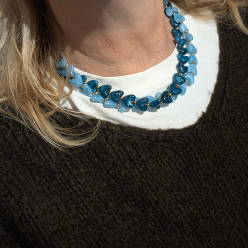 Hemelsblauwe marble hartjes kralenketting