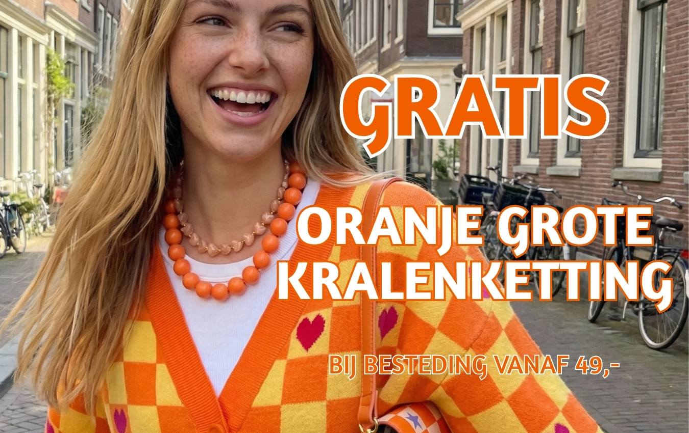 Tekst: GRATIS oranje grote kralenketting, met model draagt hartjes kralenketting en grote oranje kralenketting. 