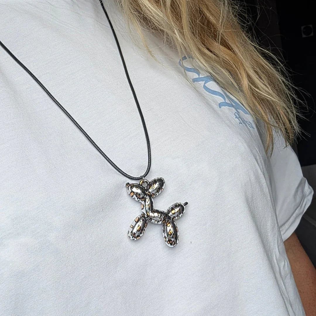 Ketting ballonnen hond panterprint met zwart koord op model