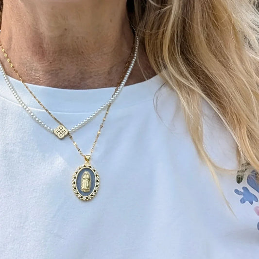 Ketting goud met statement grijs hanger heilige - Casa Jadel