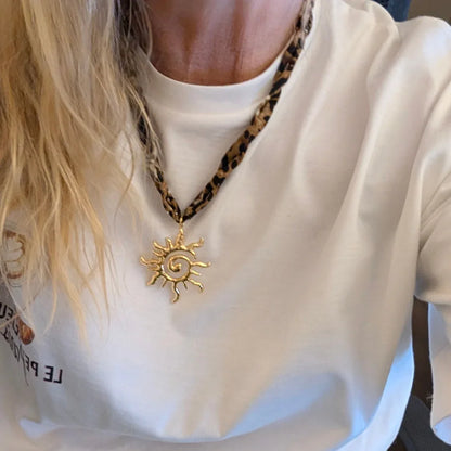 Ketting panterstof met gouden statement zon