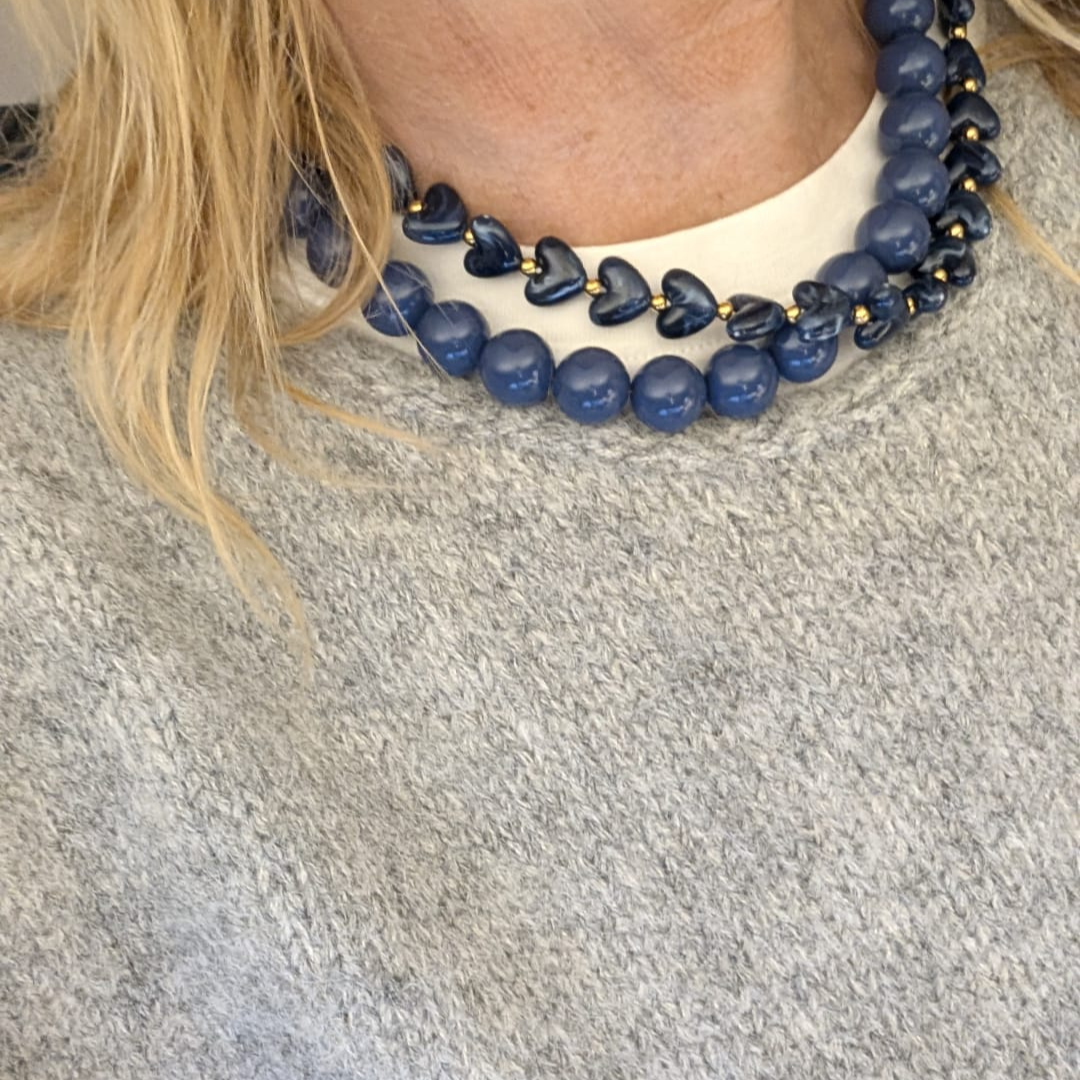 Kralen ketting hartje gemarmerd blauw en blauwe ketting grote kralenop model