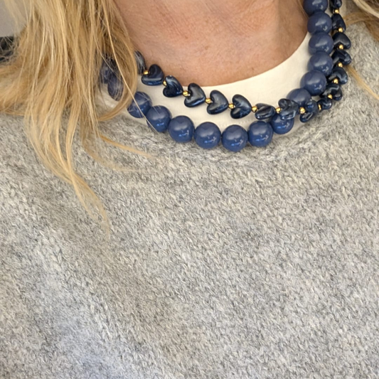 Kralen ketting hartje gemarmerd blauw en blauwe ketting grote kralenop model