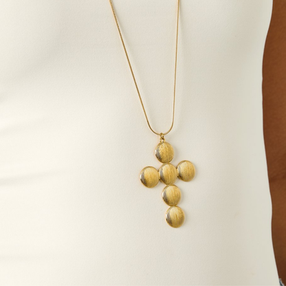 Lange ketting met kruis op wit T-shirt