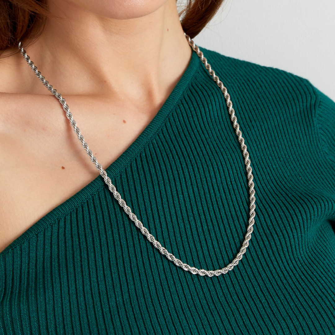 Lange zilveren gedraaide ketting S gedragen als minimalistische halsketting