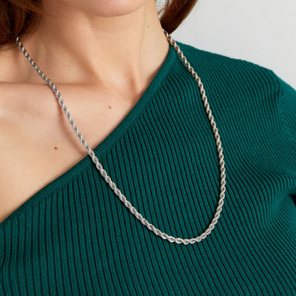 Lange zilveren gedraaide ketting S gedragen als minimalistische halsketting