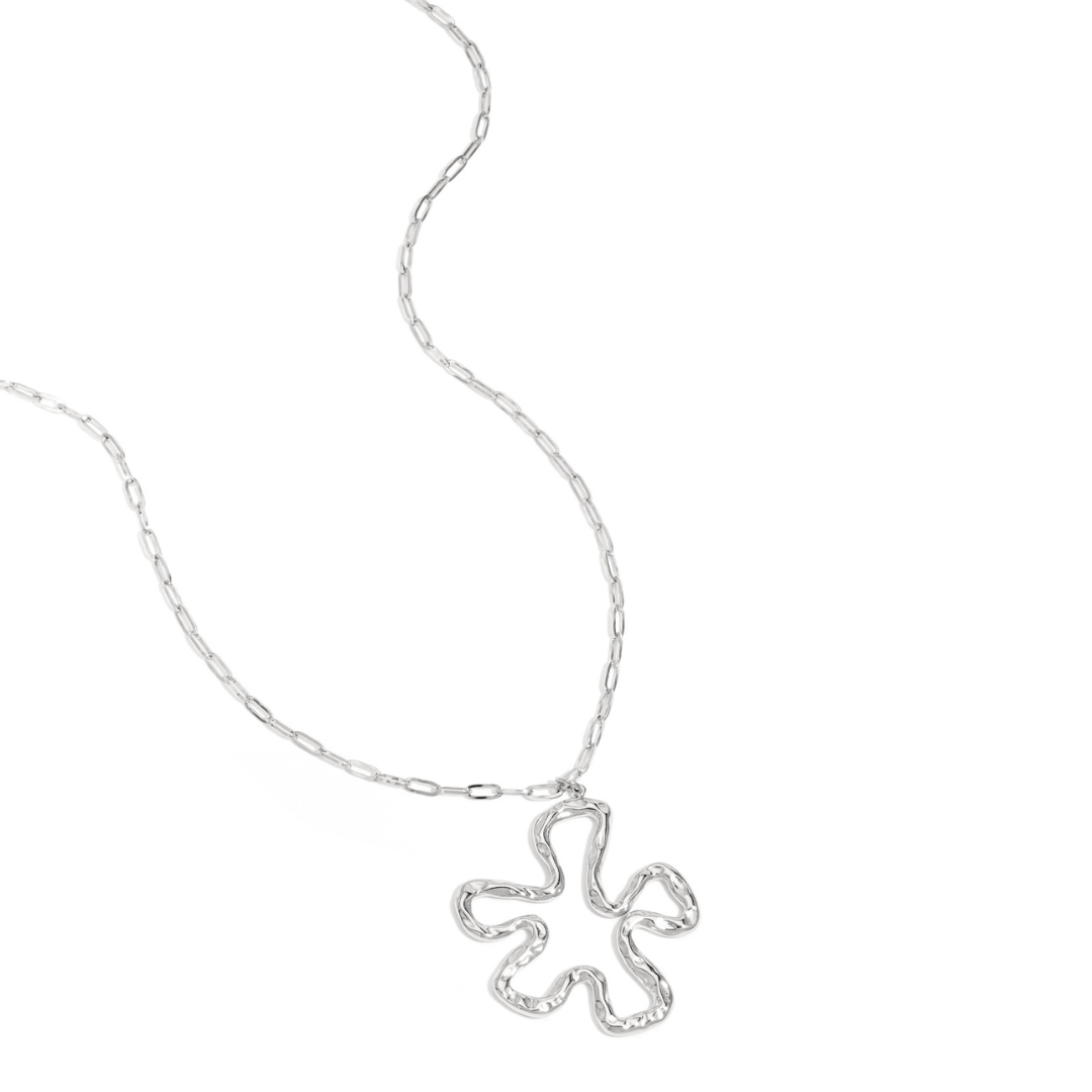 Lange zilverkleurige ketting met bloem hanger van Casa Jadel