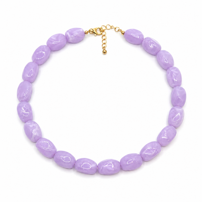 Lila chunky grote kralenketting op witte achtergrond