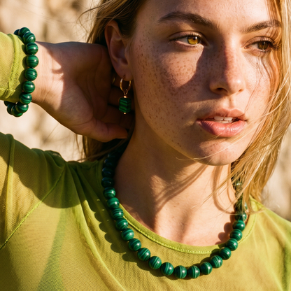 Malachiet natuursteen edelsteen kralenset met oorringen, kralenketting en kralenarmband. Gedragen op Casa Jadel Model.