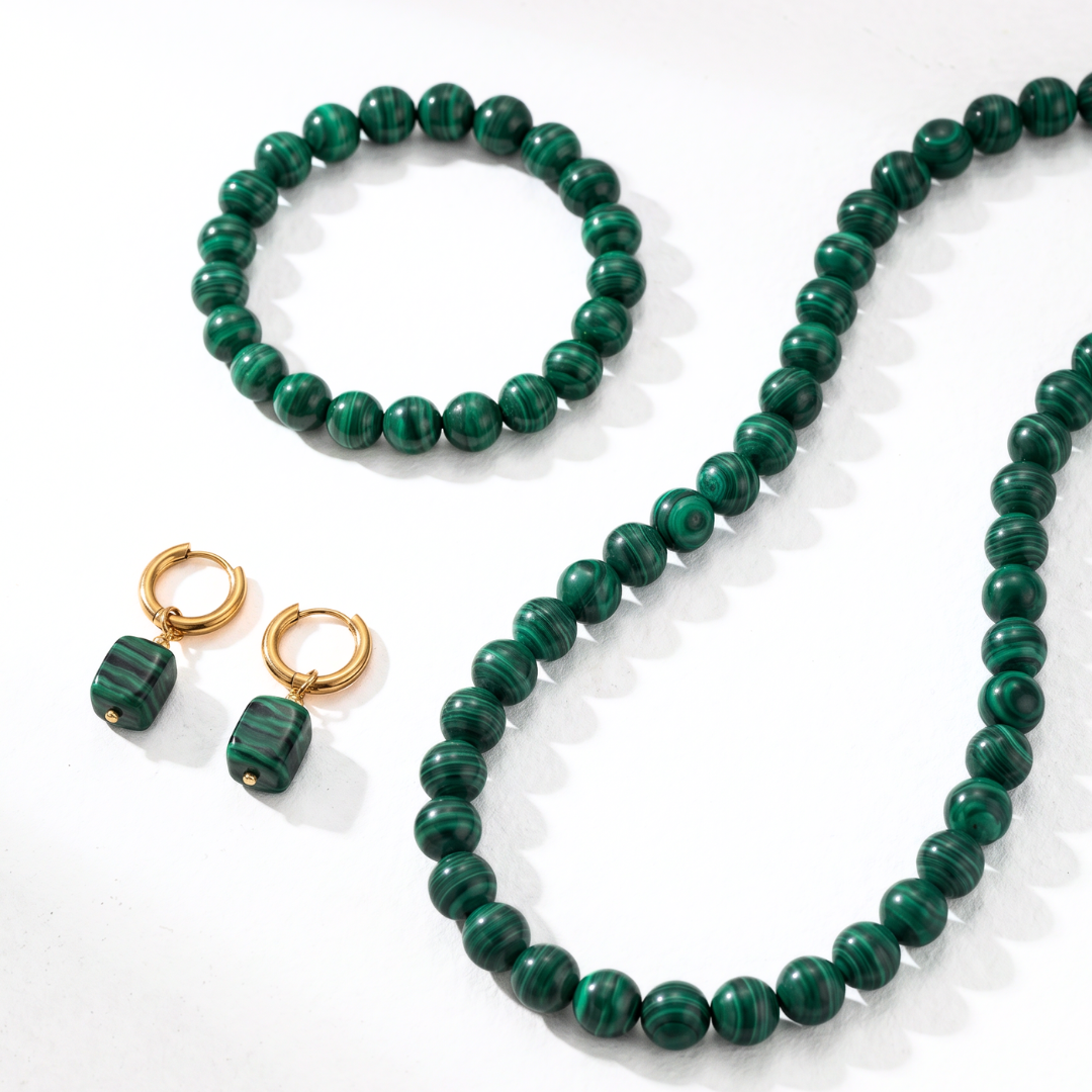 Malachiet kralenset. Oorringetjes, kralenarmband en kralenketting. Casa Jadel