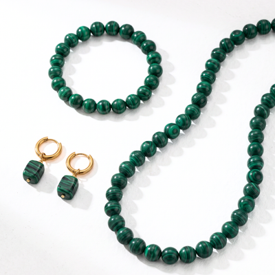 Malachiet kralenset. Oorringetjes, kralenarmband en kralenketting. Casa Jadel