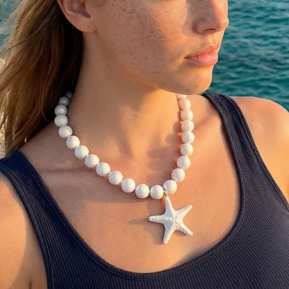 Model draagt een grote kralenketting met zeester wit Ibiza style;