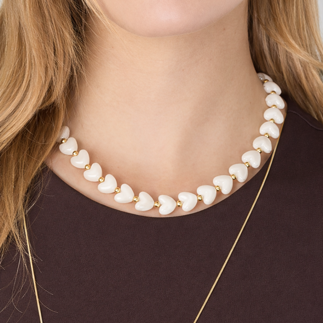 witte-hartjes-kralenketting-goud-model-casa-jadel