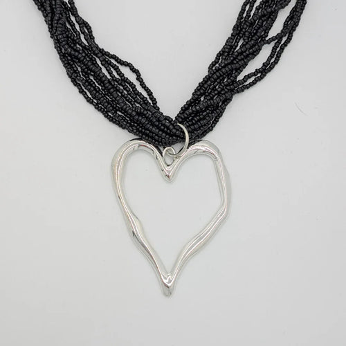Multi ketting met kleine zwarte kraaltjes en groot zilveren hart