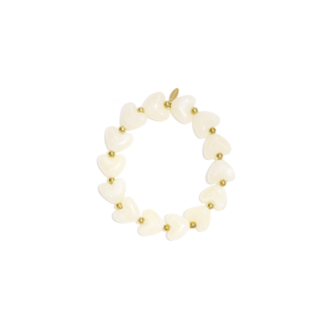 Offwhite hartjes armband met goudkleurige details en zachte glans
