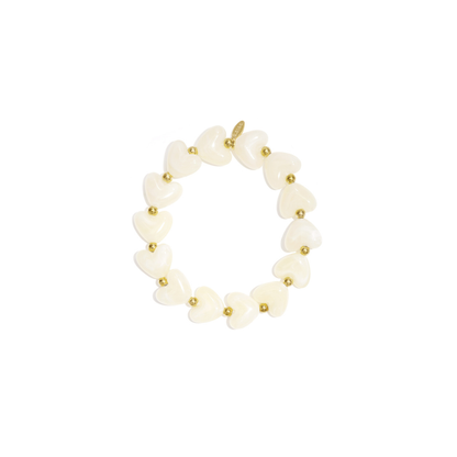 Offwhite hartjes armband met goudkleurige details en zachte glans