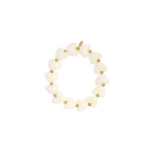 Offwhite hartjes armband met goudkleurige details en zachte glans