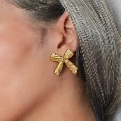 Oorknopjes goud grote geribbelde strik