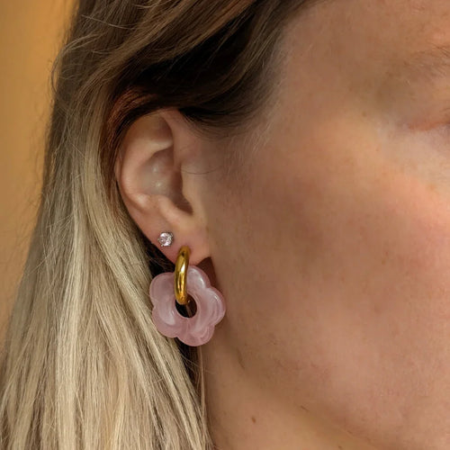 Gouden oorringetje met roze marble bloem