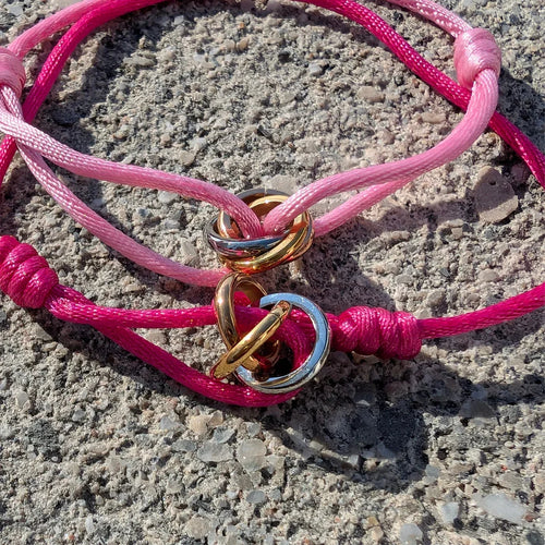 Fuchsia roze koord armbandje met 3 ringetjes