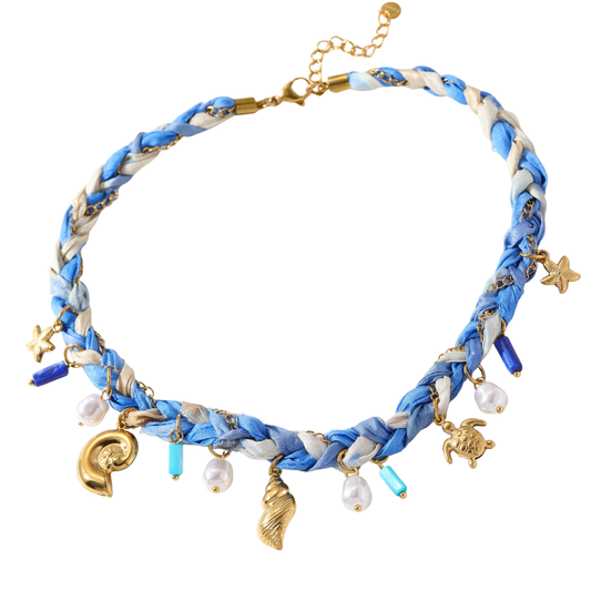 Ketting van blauw witte bandana met bedels