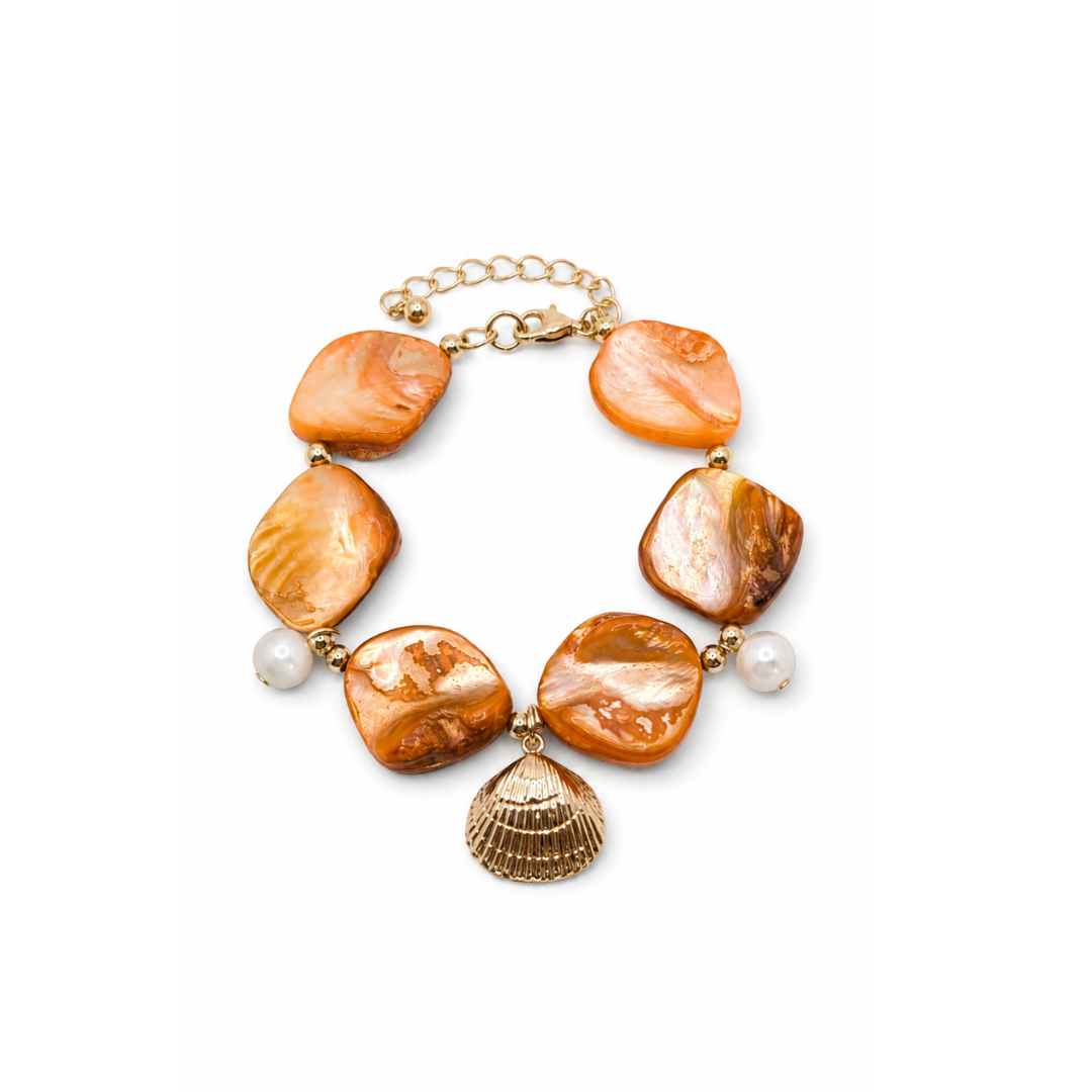 Oranje schelpen armband met ocean bedels op witteachtergrond