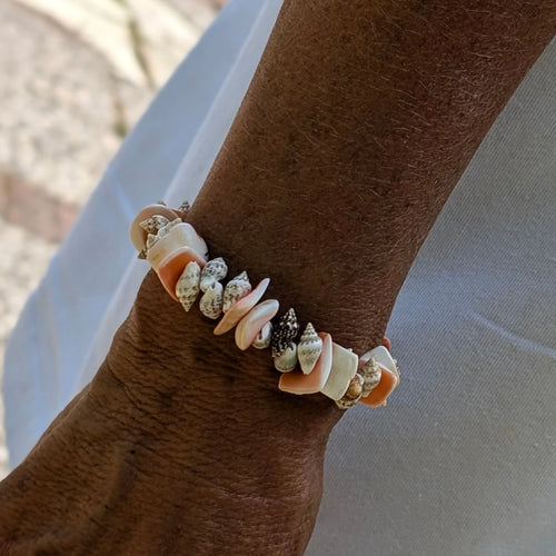 Stretch armband met schelpjes mix overall met zalm kleurige stukjes