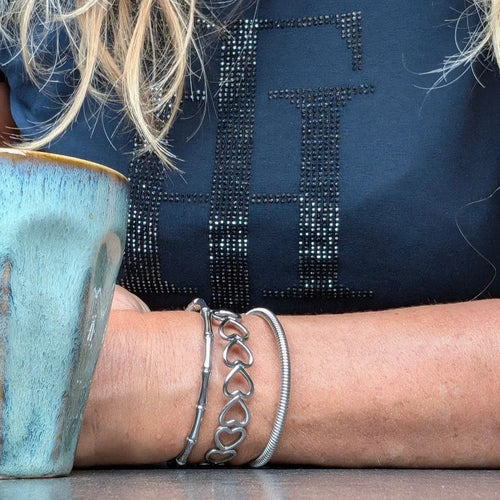 Bangle zilver met rondom hartjes